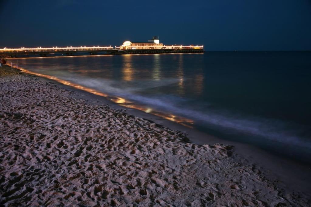 Bournecoast - Stylish Flat With Balcony - Sea Glimpses - 10 Min Walk To Beach - Parking - Wifi - Fm8405 Bournemouth Bagian luar foto