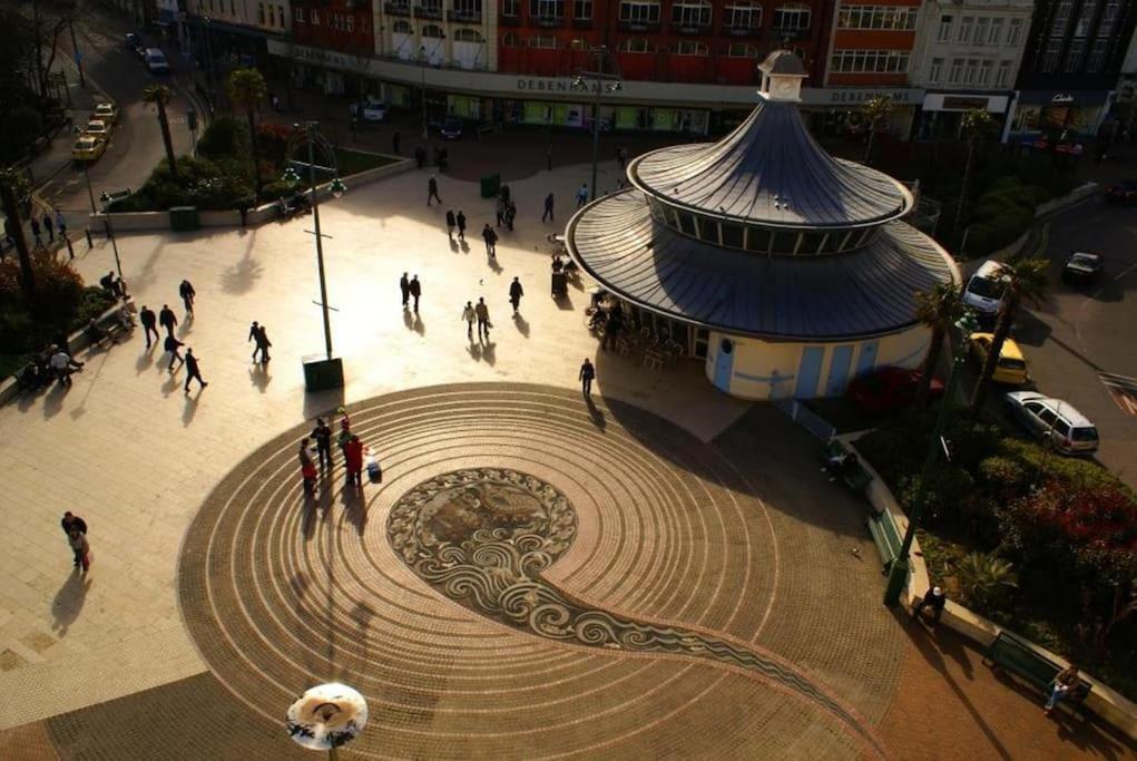 Bournecoast - Stylish Flat With Balcony - Sea Glimpses - 10 Min Walk To Beach - Parking - Wifi - Fm8405 Bournemouth Bagian luar foto