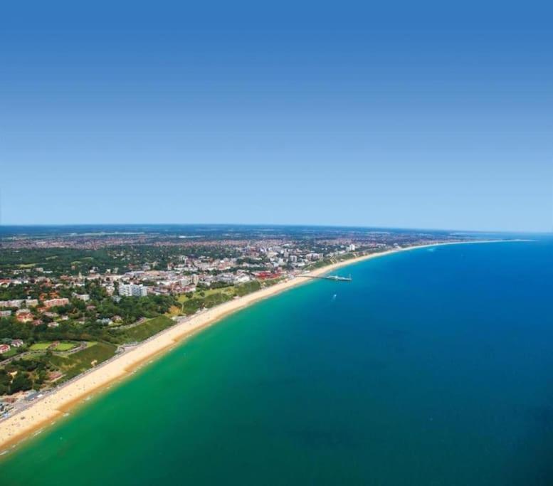 Bournecoast - Stylish Flat With Balcony - Sea Glimpses - 10 Min Walk To Beach - Parking - Wifi - Fm8405 Bournemouth Bagian luar foto