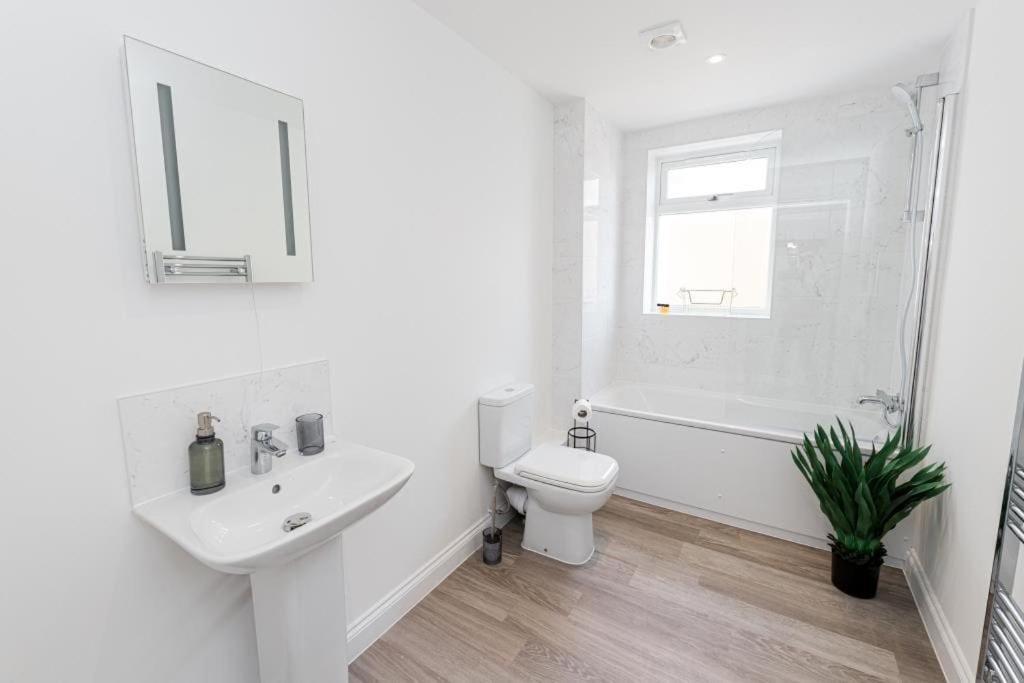 Bournecoast - Stylish Flat With Balcony - Sea Glimpses - 10 Min Walk To Beach - Parking - Wifi - Fm8405 Bournemouth Bagian luar foto