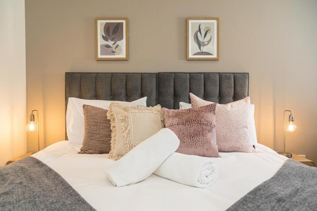 Bournecoast - Stylish Flat With Balcony - Sea Glimpses - 10 Min Walk To Beach - Parking - Wifi - Fm8405 Bournemouth Bagian luar foto