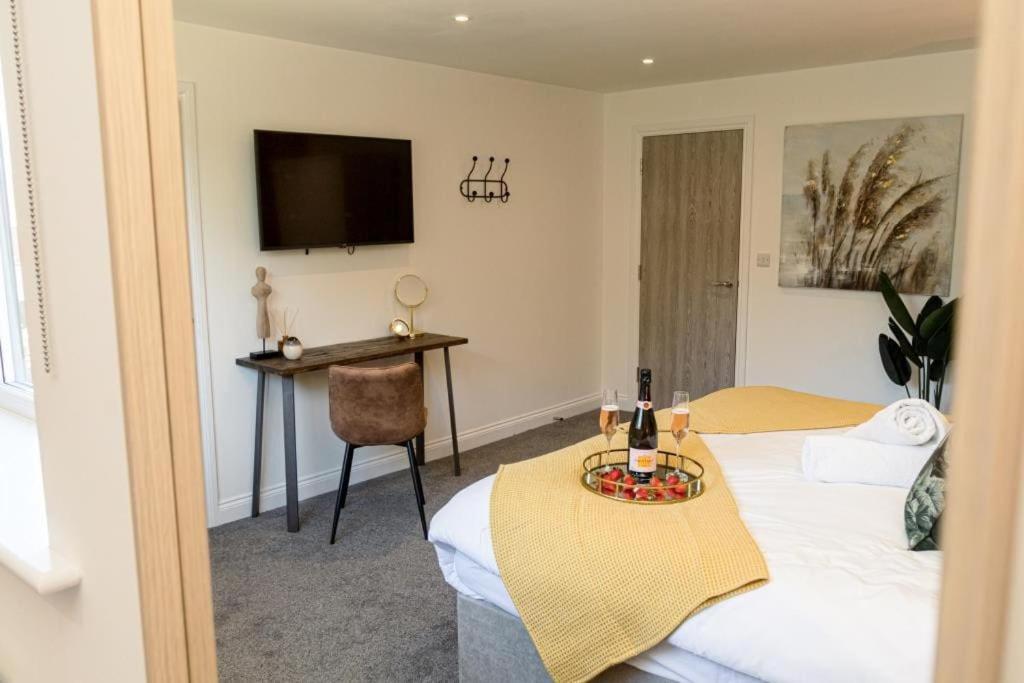 Bournecoast - Stylish Flat With Balcony - Sea Glimpses - 10 Min Walk To Beach - Parking - Wifi - Fm8405 Bournemouth Bagian luar foto