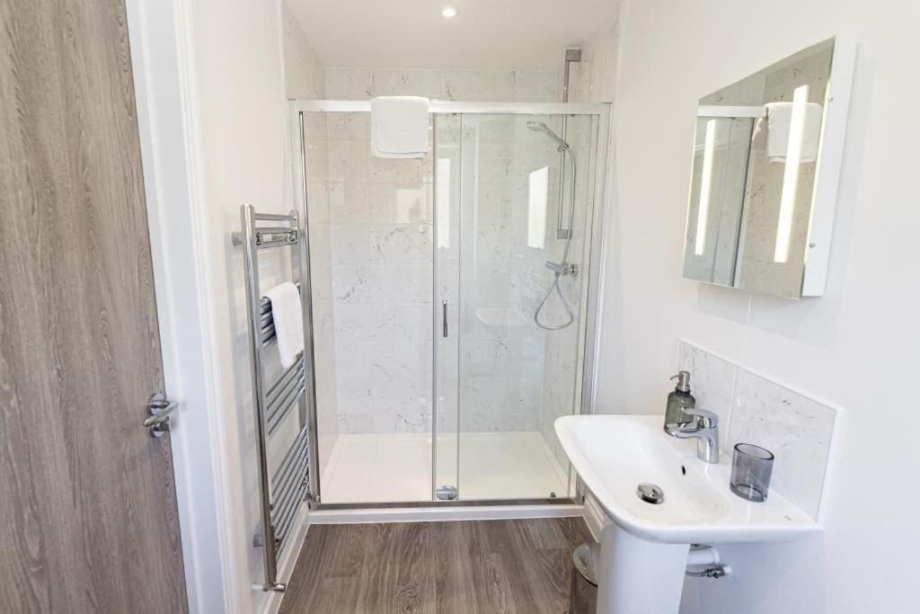 Bournecoast - Stylish Flat With Balcony - Sea Glimpses - 10 Min Walk To Beach - Parking - Wifi - Fm8405 Bournemouth Bagian luar foto
