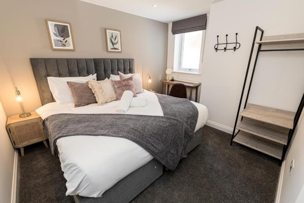 Bournecoast - Stylish Flat With Balcony - Sea Glimpses - 10 Min Walk To Beach - Parking - Wifi - Fm8405 Bournemouth Bagian luar foto