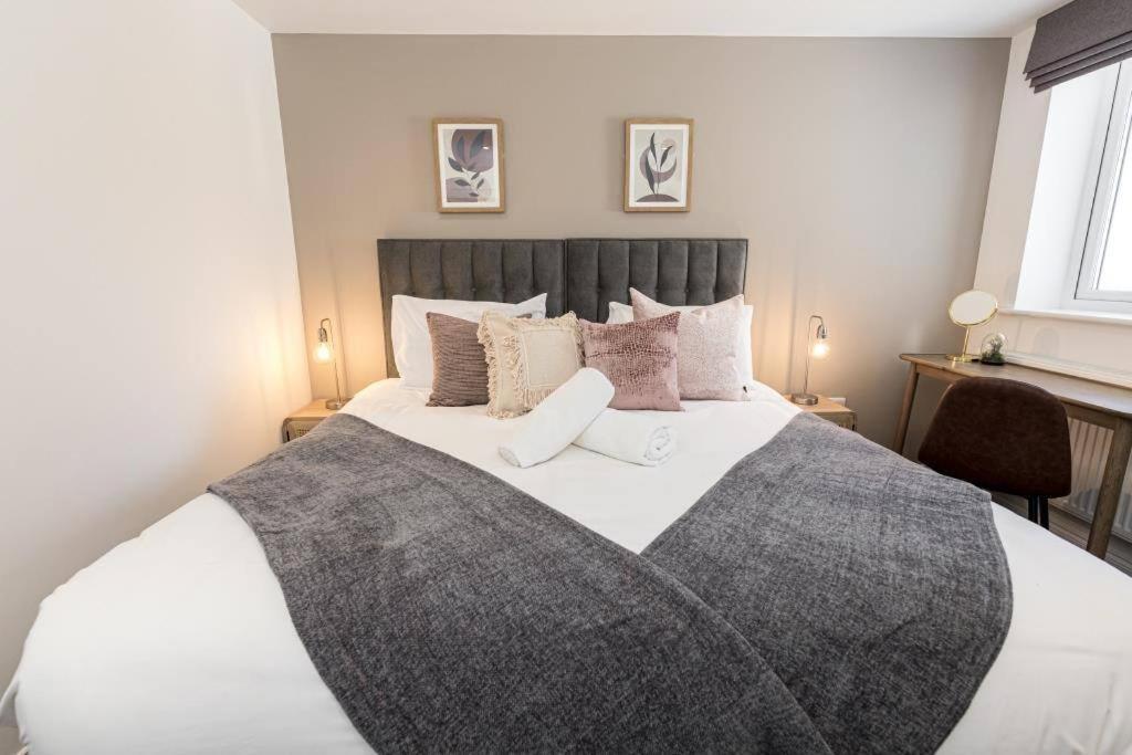 Bournecoast - Stylish Flat With Balcony - Sea Glimpses - 10 Min Walk To Beach - Parking - Wifi - Fm8405 Bournemouth Bagian luar foto