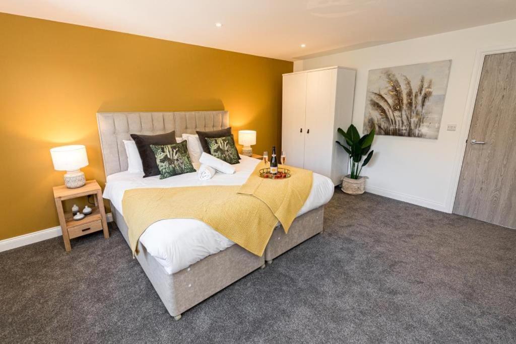 Bournecoast - Stylish Flat With Balcony - Sea Glimpses - 10 Min Walk To Beach - Parking - Wifi - Fm8405 Bournemouth Bagian luar foto