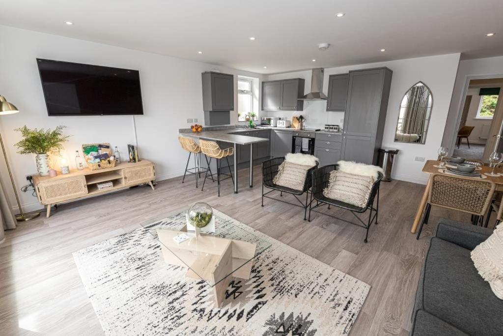 Bournecoast - Stylish Flat With Balcony - Sea Glimpses - 10 Min Walk To Beach - Parking - Wifi - Fm8405 Bournemouth Bagian luar foto
