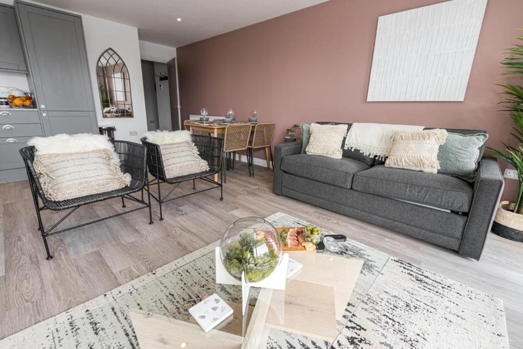 Bournecoast - Stylish Flat With Balcony - Sea Glimpses - 10 Min Walk To Beach - Parking - Wifi - Fm8405 Bournemouth Bagian luar foto