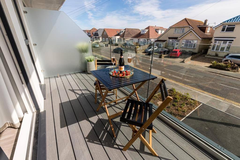 Bournecoast - Stylish Flat With Balcony - Sea Glimpses - 10 Min Walk To Beach - Parking - Wifi - Fm8405 Bournemouth Bagian luar foto
