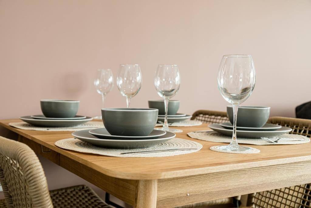 Bournecoast - Stylish Flat With Balcony - Sea Glimpses - 10 Min Walk To Beach - Parking - Wifi - Fm8405 Bournemouth Bagian luar foto