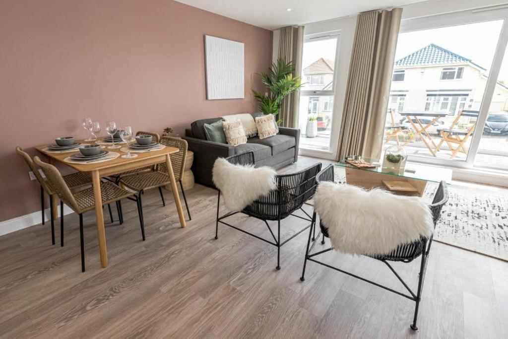 Bournecoast - Stylish Flat With Balcony - Sea Glimpses - 10 Min Walk To Beach - Parking - Wifi - Fm8405 Bournemouth Bagian luar foto
