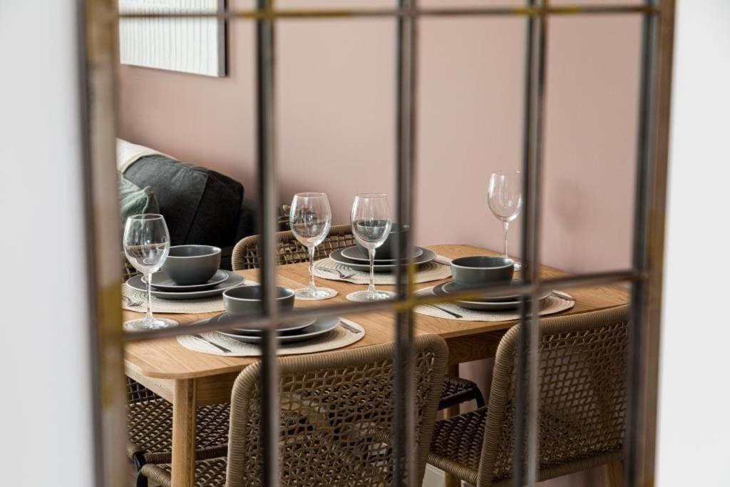 Bournecoast - Stylish Flat With Balcony - Sea Glimpses - 10 Min Walk To Beach - Parking - Wifi - Fm8405 Bournemouth Bagian luar foto