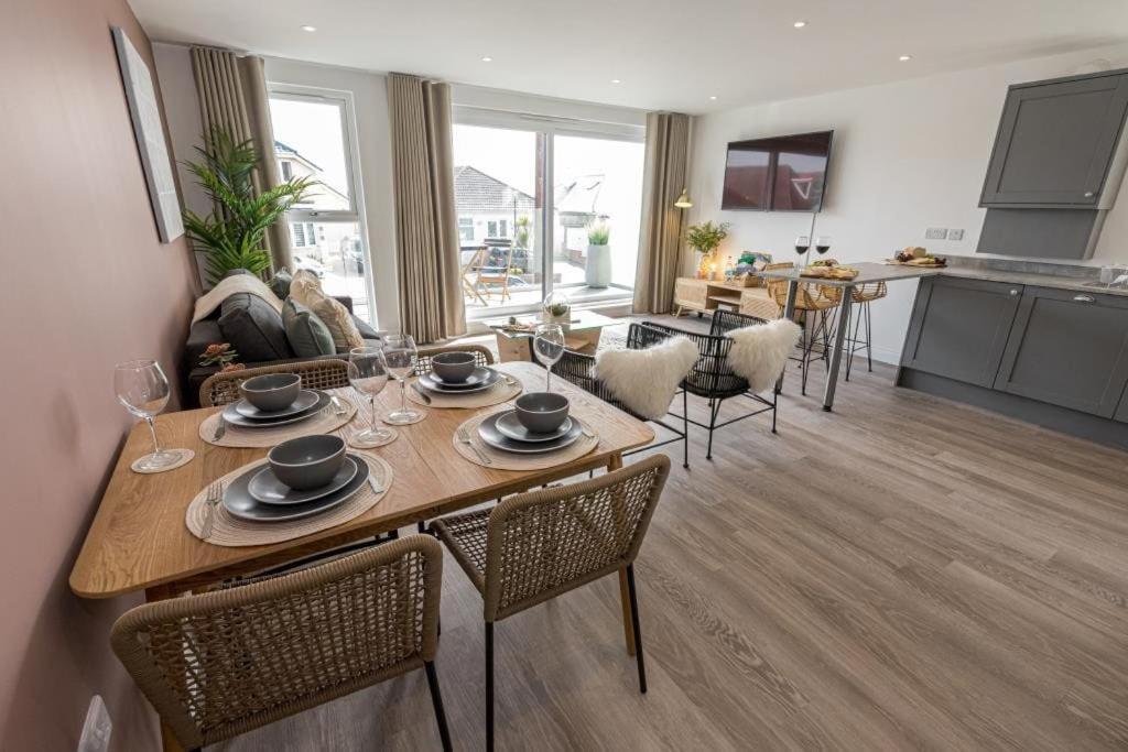 Bournecoast - Stylish Flat With Balcony - Sea Glimpses - 10 Min Walk To Beach - Parking - Wifi - Fm8405 Bournemouth Bagian luar foto