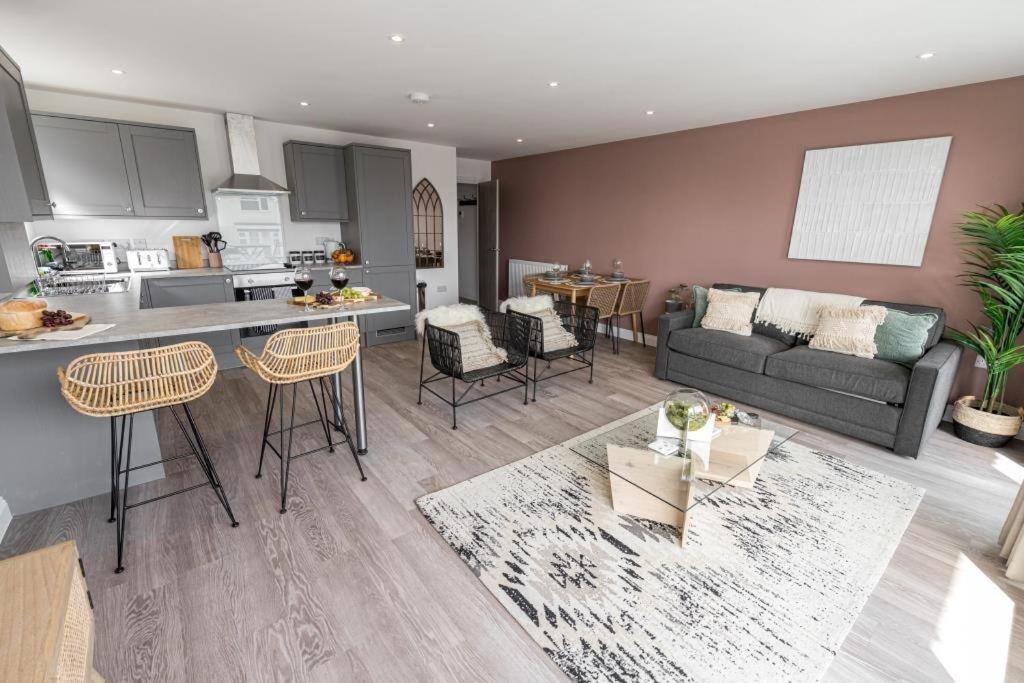 Bournecoast - Stylish Flat With Balcony - Sea Glimpses - 10 Min Walk To Beach - Parking - Wifi - Fm8405 Bournemouth Bagian luar foto