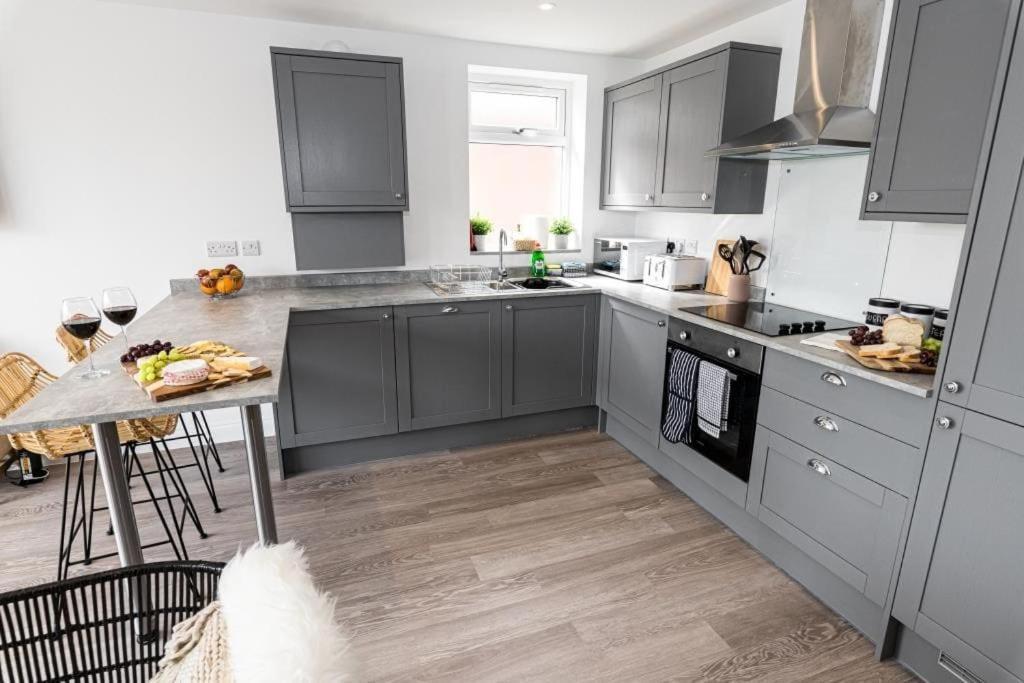 Bournecoast - Stylish Flat With Balcony - Sea Glimpses - 10 Min Walk To Beach - Parking - Wifi - Fm8405 Bournemouth Bagian luar foto