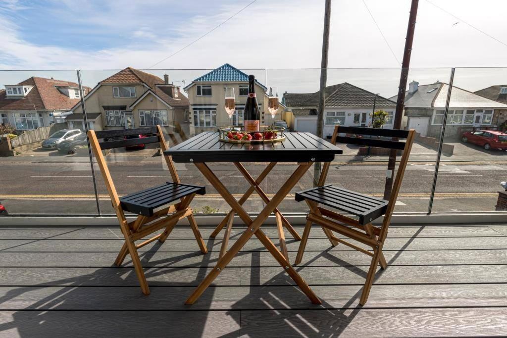 Bournecoast - Stylish Flat With Balcony - Sea Glimpses - 10 Min Walk To Beach - Parking - Wifi - Fm8405 Bournemouth Bagian luar foto